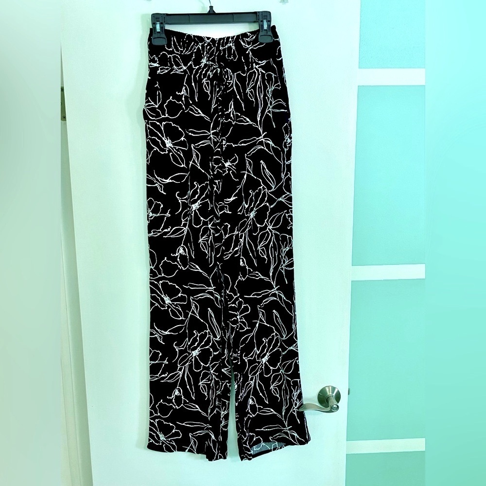 Maurices XS long wide leg high rise black white floral summer pant palazzo